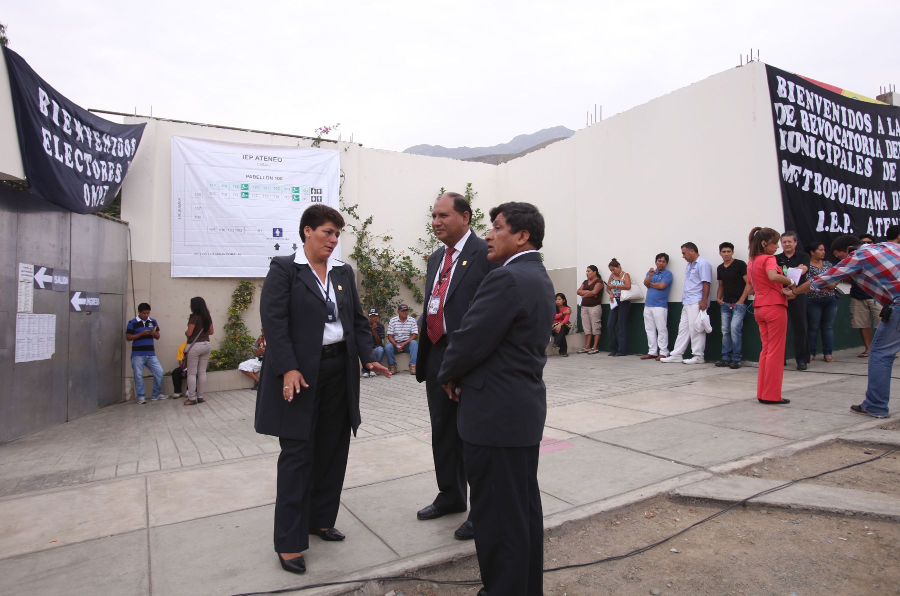LIMA,PERÚ-MARZO 17. Electores hacen cola en las afueras del colegio para ingresar a sufragar.
Foto: ANDINA/archivo.