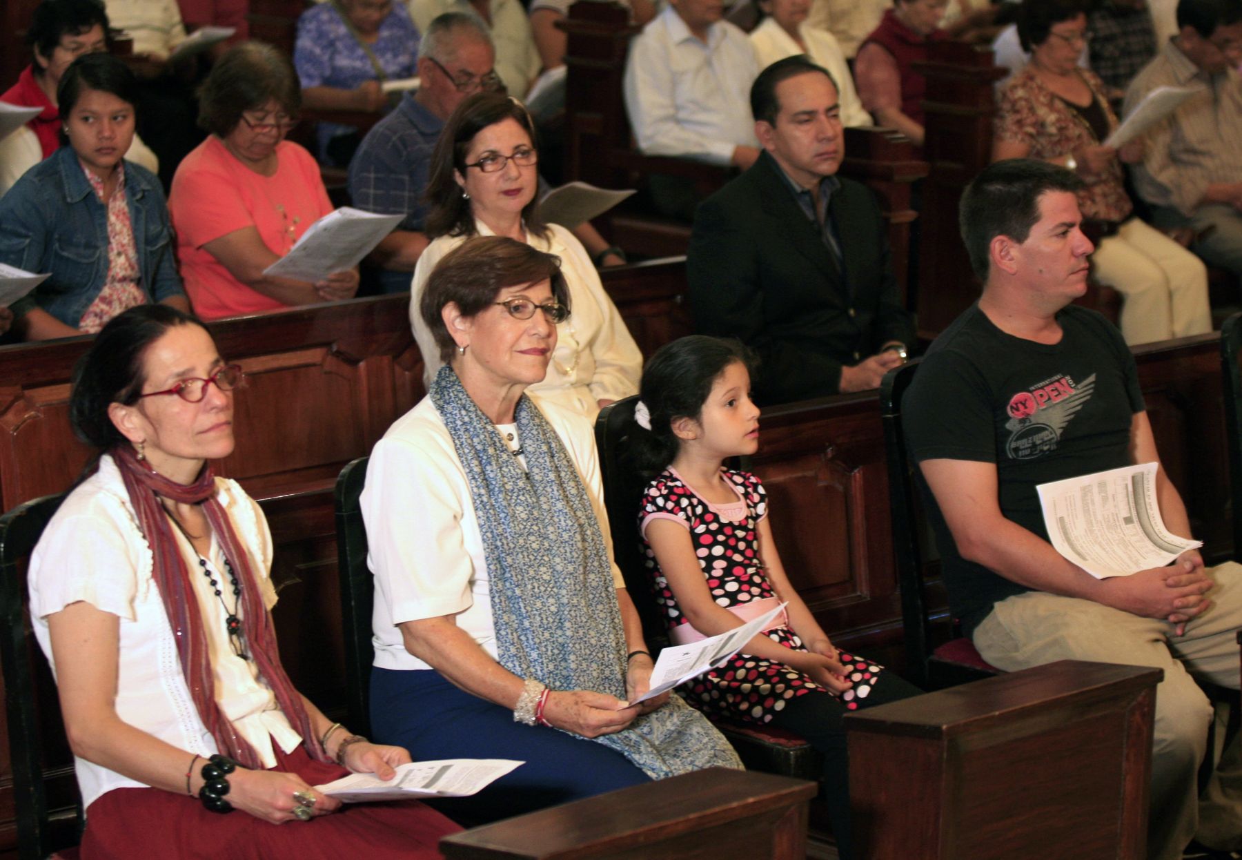 LIMA, PERÚ – MARZO 17.  La Alcaldesa de Lima Susana Villarán asiste  acompañada de su familia  a misa  ofrecida en la iglesia San Pedro. Foto: Andina / Marco del Río