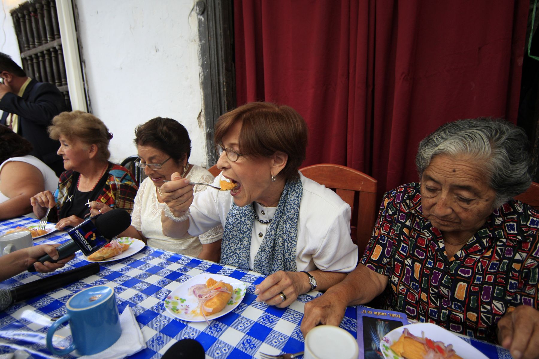 LIMA, PERÚ – MARZO 17.  La Alcaldesa de Lima Susana Villarán toma desayuno en casa de vecinos en Barrios Altos. Foto: Andina / Marco del Río
