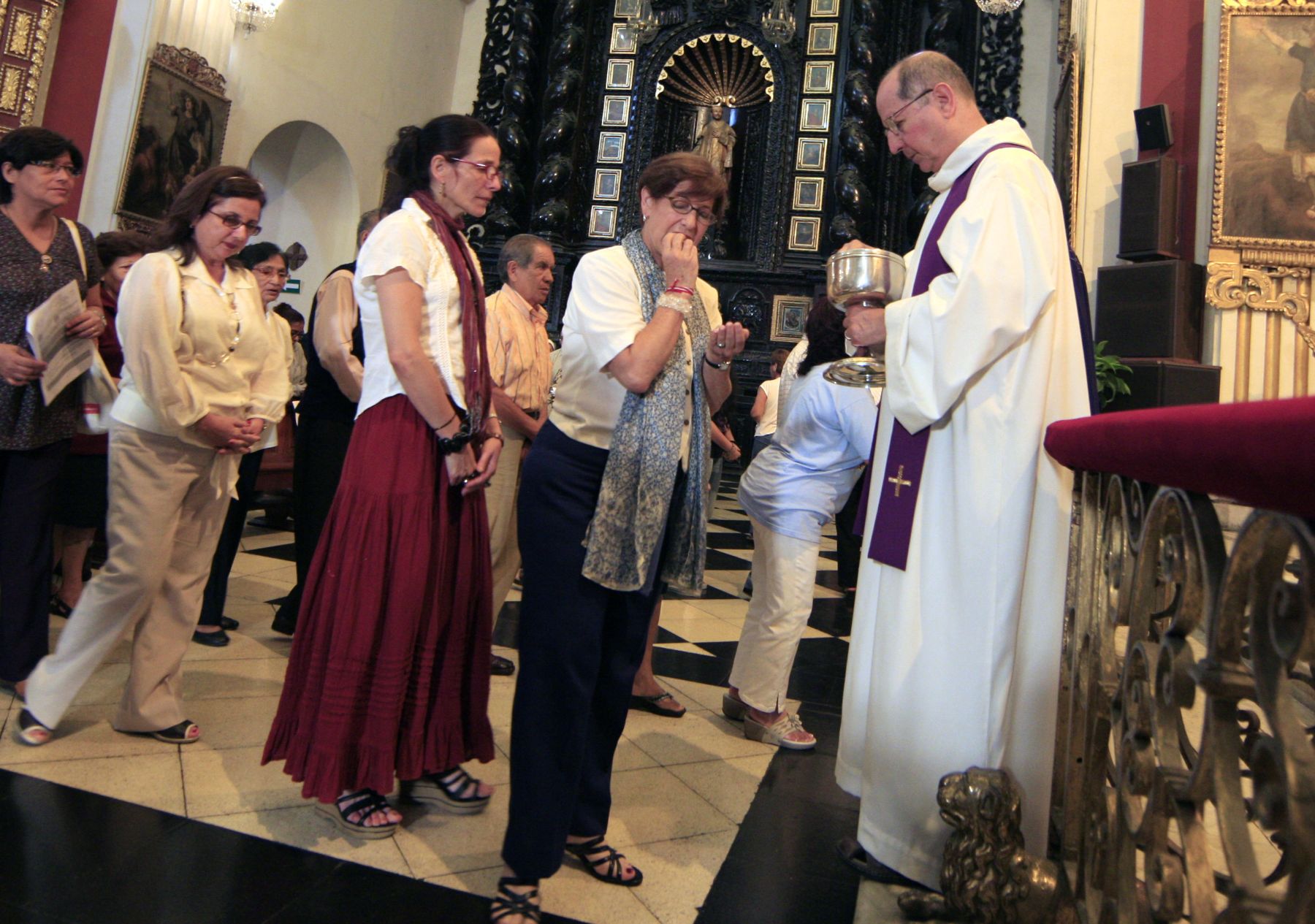 LIMA, PERÚ – MARZO 17.  La Alcaldesa de Lima Susana Villarán asiste  acompañada de su familia  a misa  ofrecida en la iglesia San Pedro. Foto: Andina / Marco del Río
