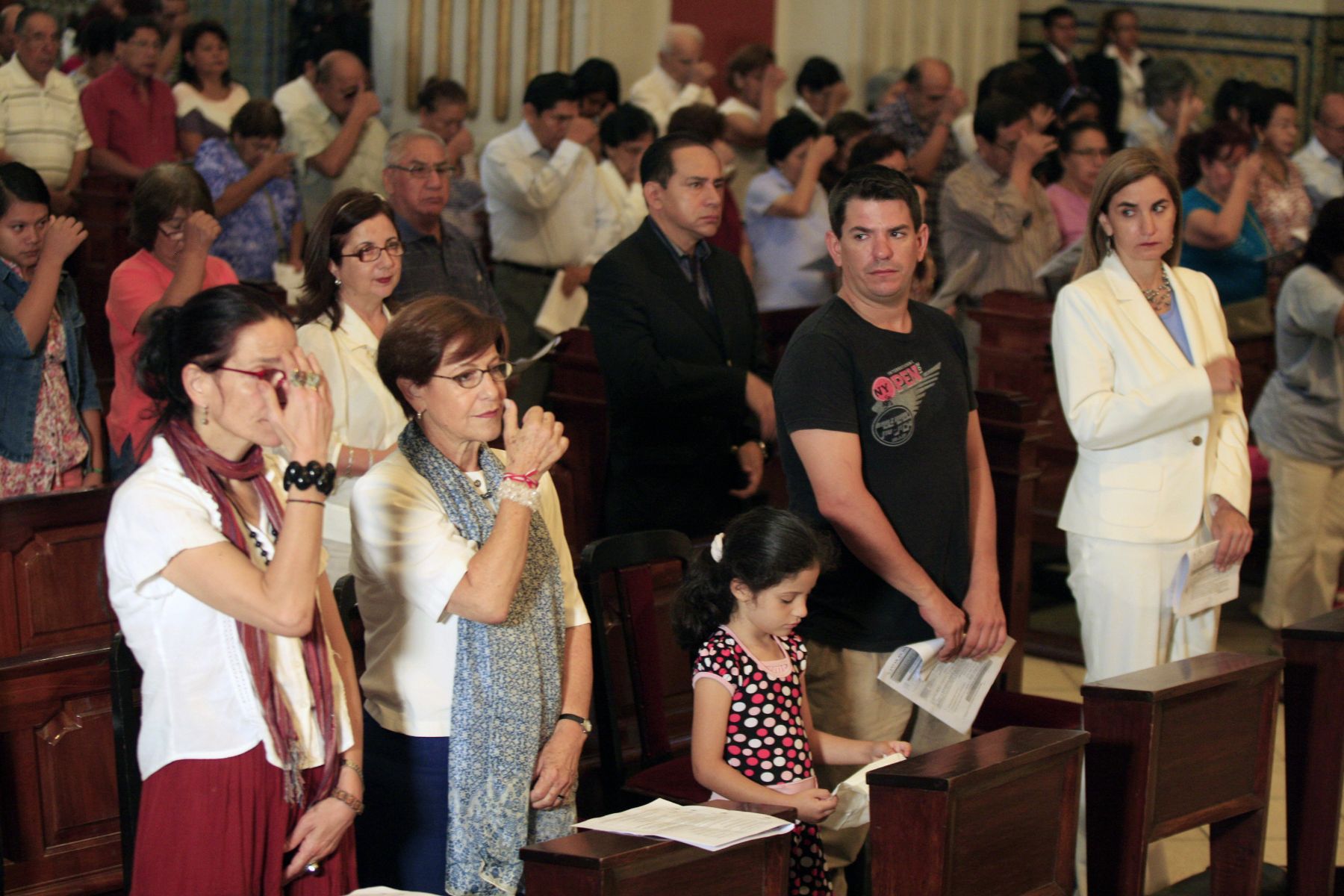 LIMA, PERÚ – MARZO 17.  La Alcaldesa de Lima Susana Villarán asiste  acompañada de su familia  a misa  ofrecida en la iglesia San Pedro. Foto: Andina / Marco del Río