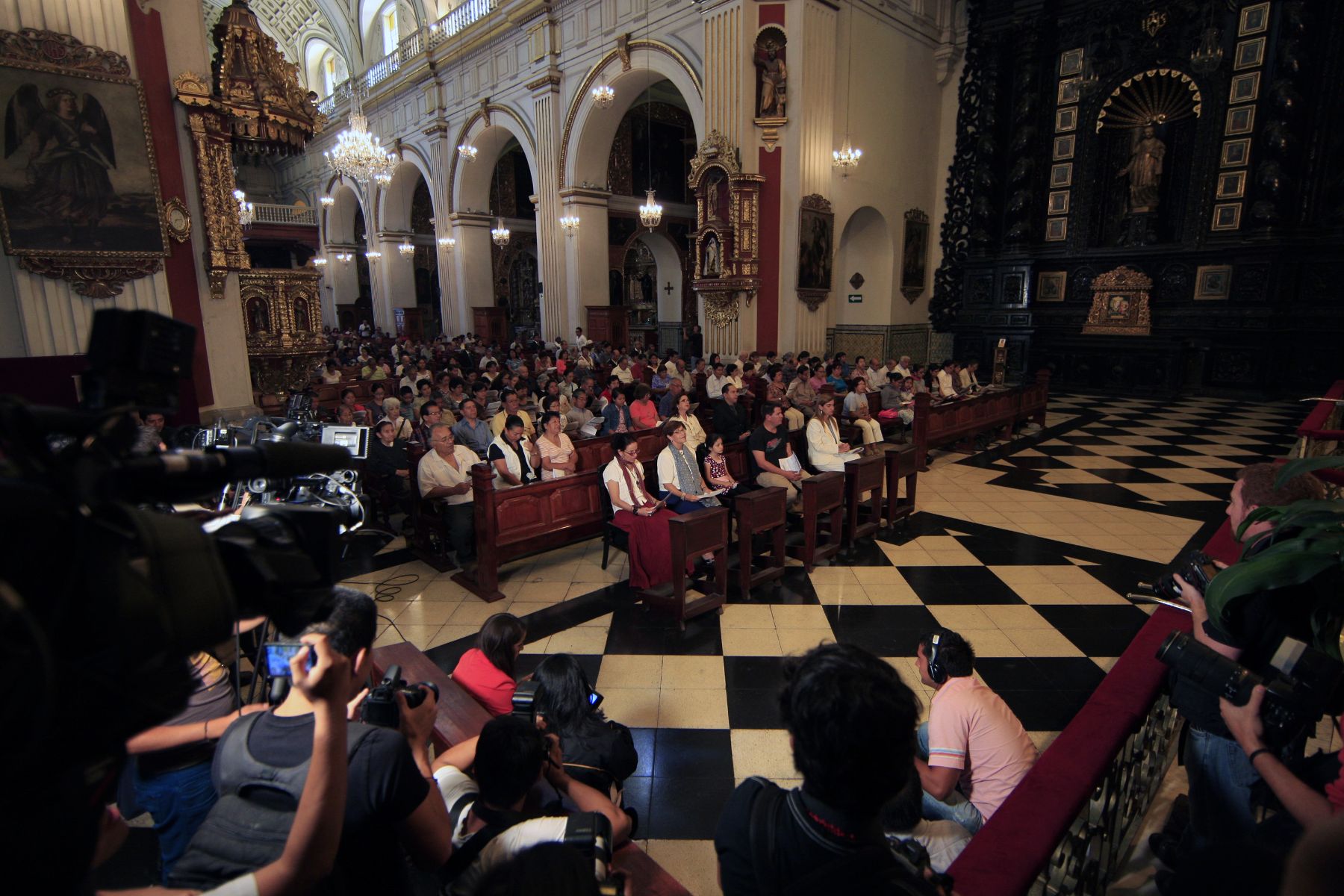 LIMA, PERÚ – MARZO 17.  La Alcaldesa de Lima Susana Villarán asiste  acompañada de su familia  a misa  ofrecida en la iglesia San Pedro. Foto: Andina / Marco del Río
