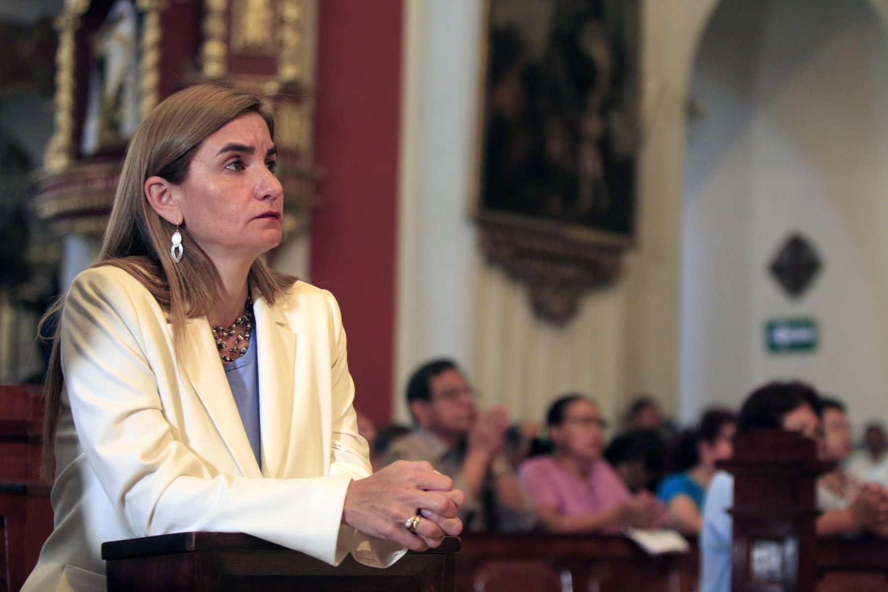LIMA, PERÚ – MARZO 17.  La vocera del NO Anel Towsend asiste  a misa  ofrecida en la iglesia San Pedro. Foto: Andina / Marco del Río
