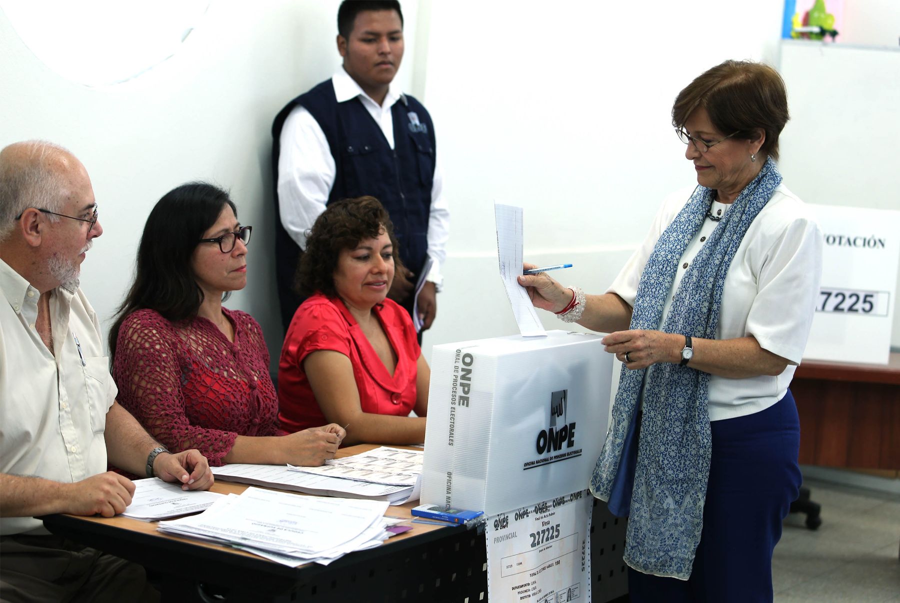 LIMA, PERÚ – MARZO 17.  La alcaldesa de Lima, Susana Villarán, emite su voto en el colegio Juana Alarco de Dammert. Foto: Andina / Jack Ramón