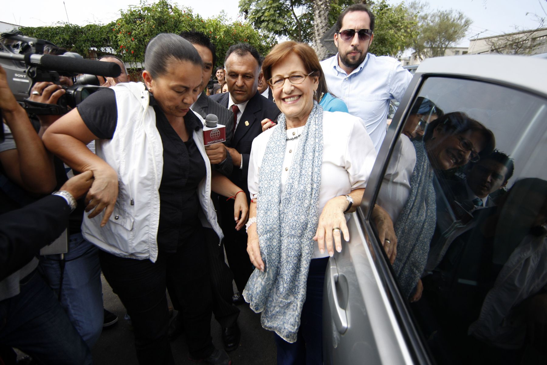 LIMA, PERÚ - MARZO 17. La Alcaldesa de Lima Susana Villarán asiste a votar al colegio Juana Alarco en Miraflores. Foto: ANDINA/Marco del Río