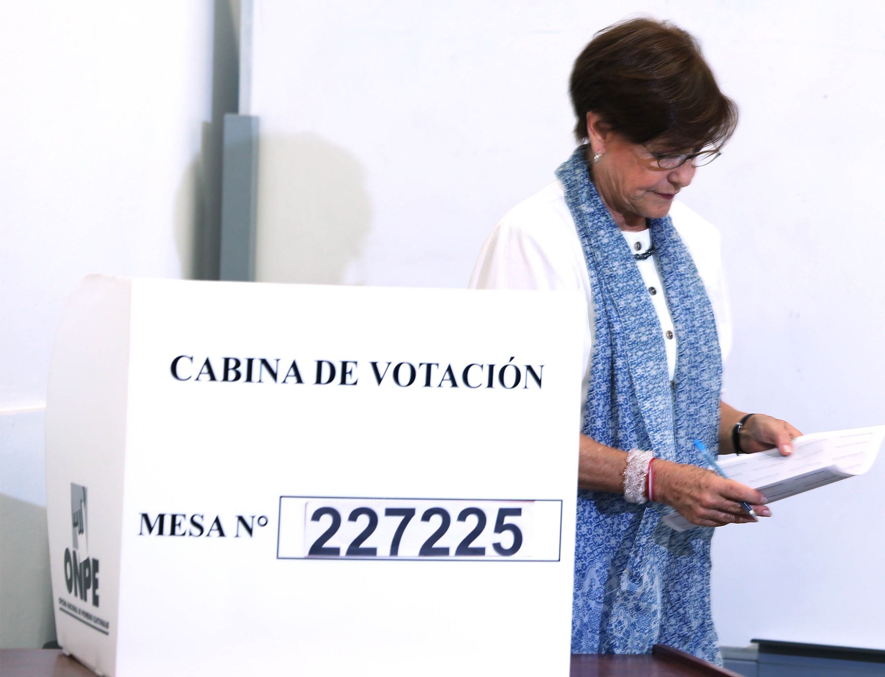 LIMA, PERÚ – MARZO 17.  La Alcaldesa de Lima Susana Villarán emite su voto en el colegio Juana Alarco de Dammert. Foto: Andina / Jack Ramón