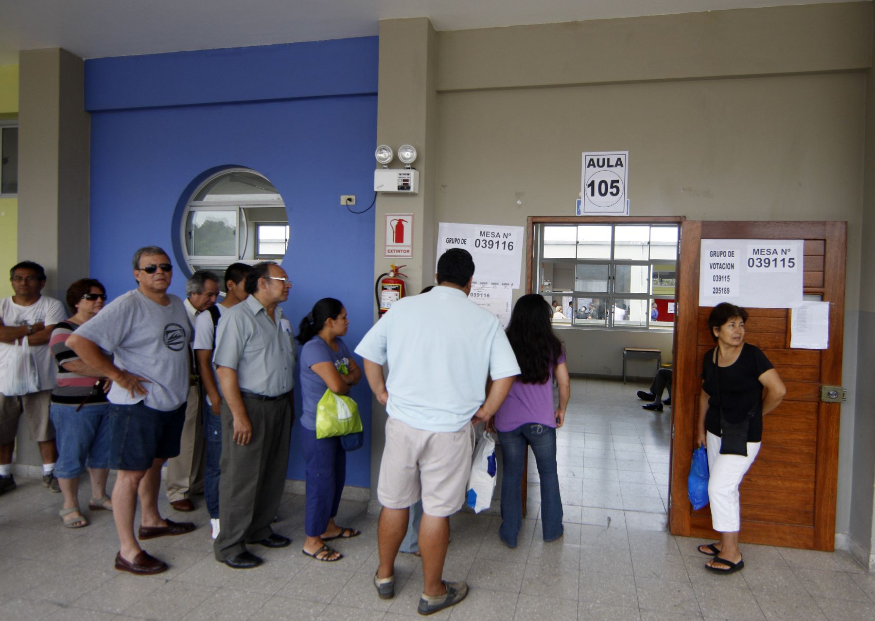 LIMA, PERÚ - MARZO 17. Los electores forman cola para ingresar al salón de votación para el proceso de revocatoria. Foto: ANDINA/Marco del Río