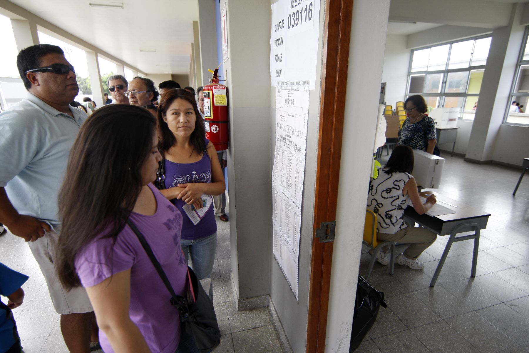 LIMA, PERÚ - MARZO 17. Los electores forman cola para ingresar al salón de votación para el proceso de revocatoria. Foto: ANDINA/Marco del Río