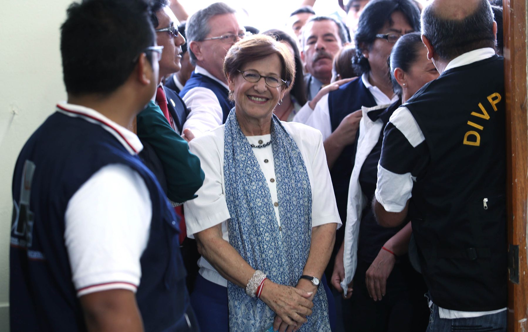 LIMA, PERÚ – MARZO 17.  La Alcaldesa de Lima Susana Villarán emite su voto en el colegio Juana Alarco de Dammert. Foto: Andina / Jack Ramón