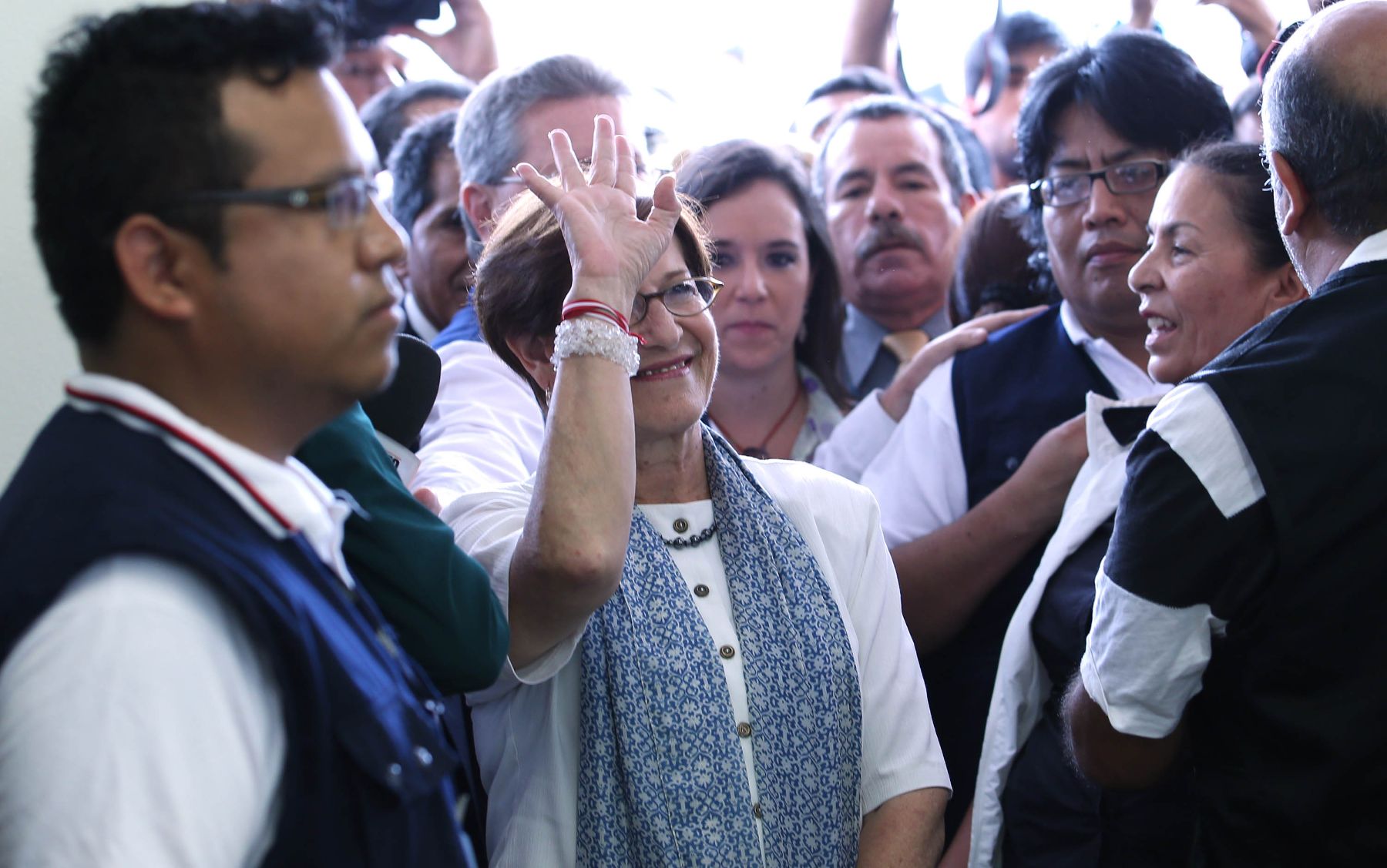 LIMA, PERÚ – MARZO 17.  La Alcaldesa de Lima Susana Villarán emite su voto en el colegio Juana Alarco de Dammert. Foto: Andina / Jack Ramón