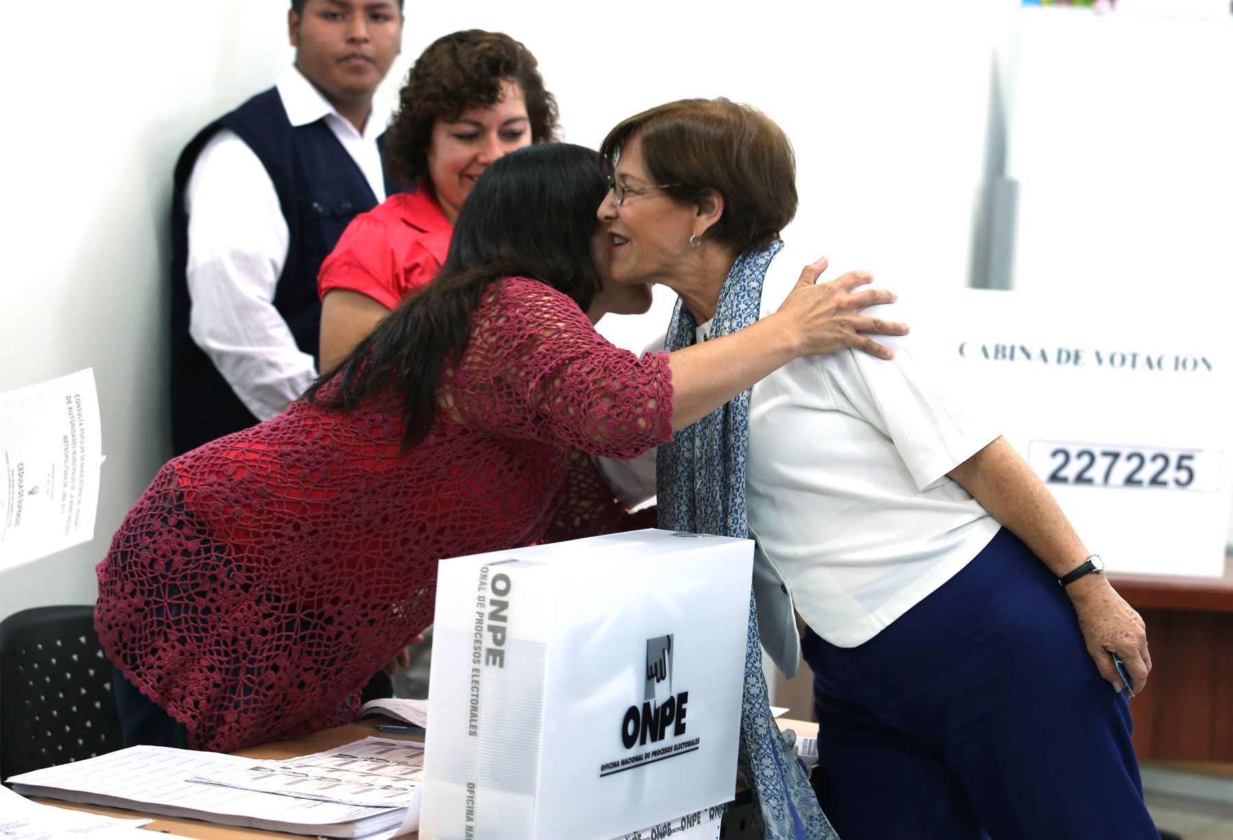 LIMA, PERÚ – MARZO 17.  La Alcaldesa de Lima Susana Villarán emite su voto en el colegio Juana Alarco de Dammert. Foto: Andina / Jack Ramón