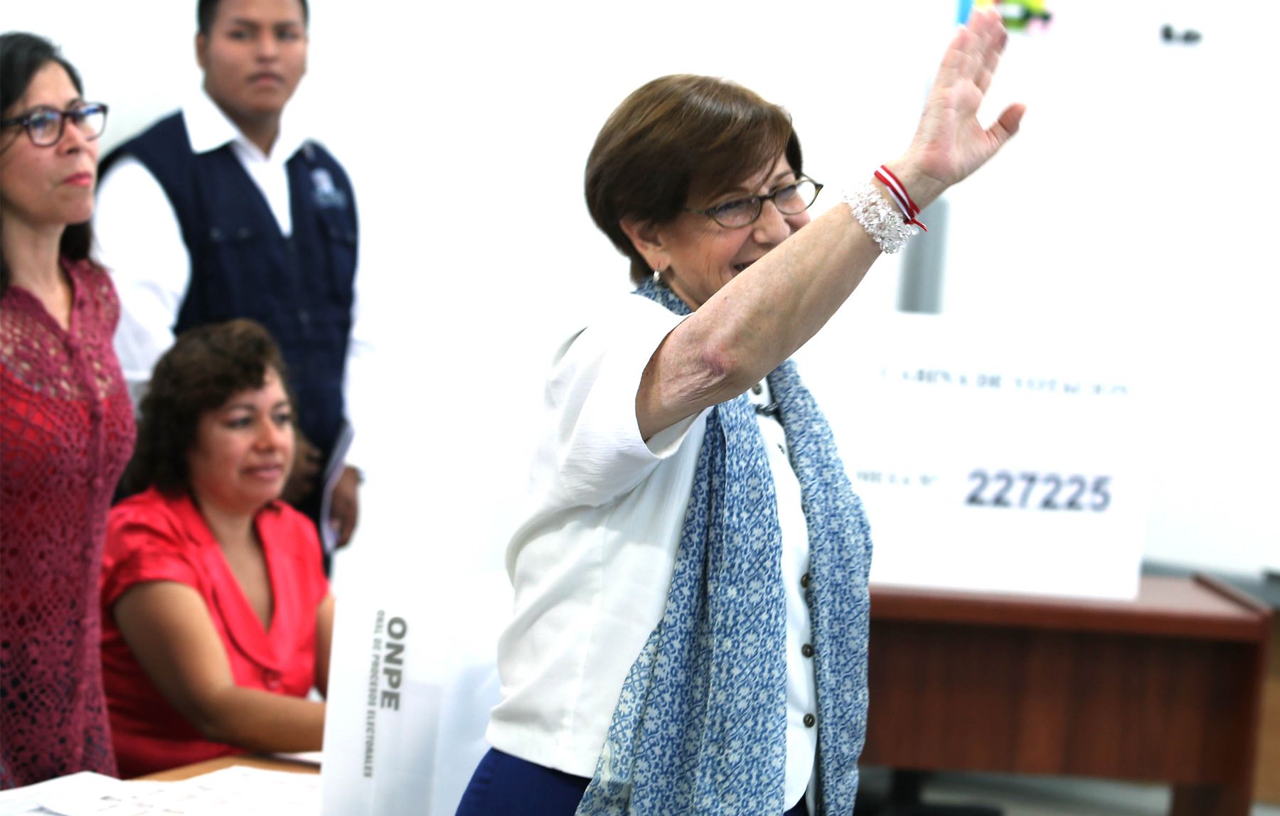 LIMA, PERÚ – MARZO 17.  La Alcaldesa de Lima Susana Villarán emite su voto en el colegio Juana Alarco de Dammert. Foto: Andina / Jack Ramón