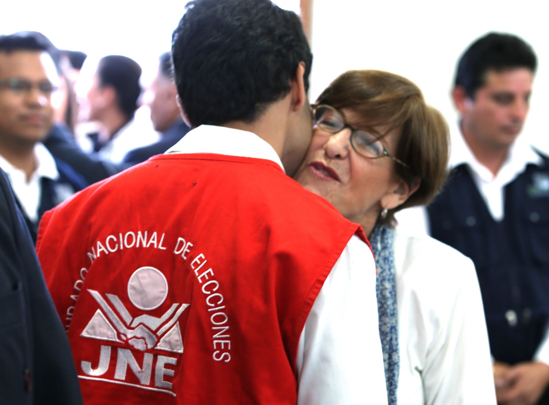 LIMA, PERÚ – MARZO 17.  La Alcaldesa de Lima Susana Villarán emite su voto en el colegio Juana Alarco de Dammert. Foto: Andina / Jack Ramón
