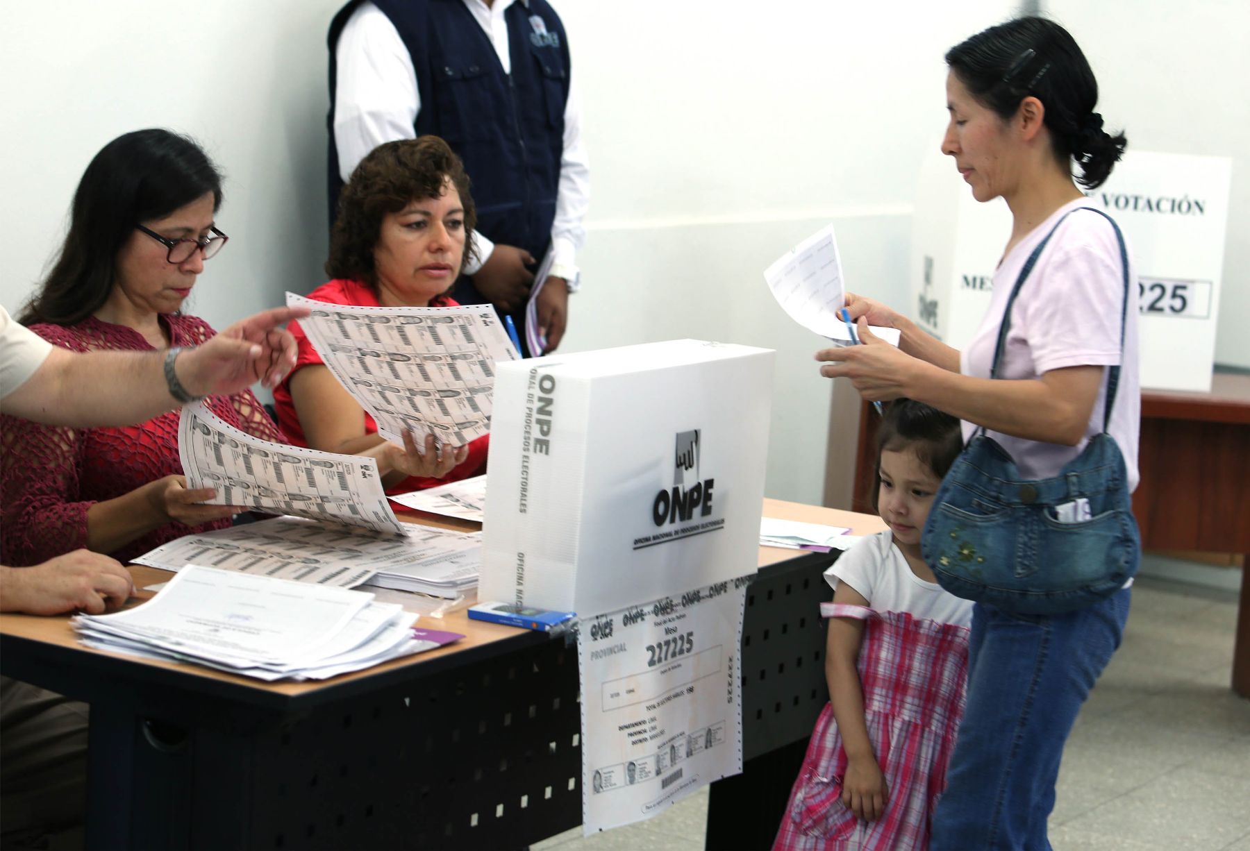 LIMA, PERÚ – MARZO 17.  Electores emiten   su voto en el colegio Juana Alarco de Dammert. Foto: Andina / Jack Ramón