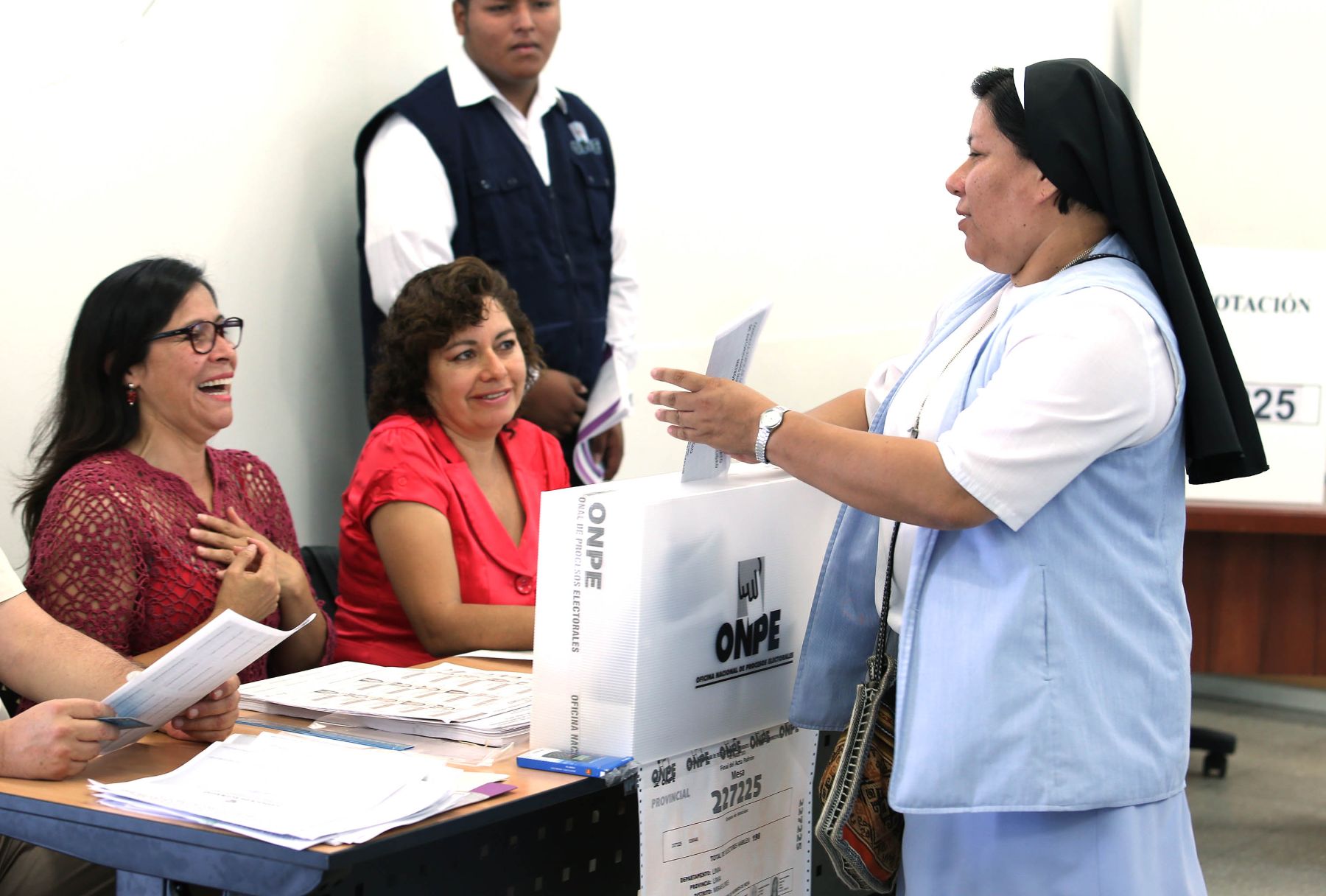 LIMA, PERÚ – MARZO 17.  Electores emiten   su voto en el colegio Juana Alarco de Dammert. Foto: Andina / Jack Ramón