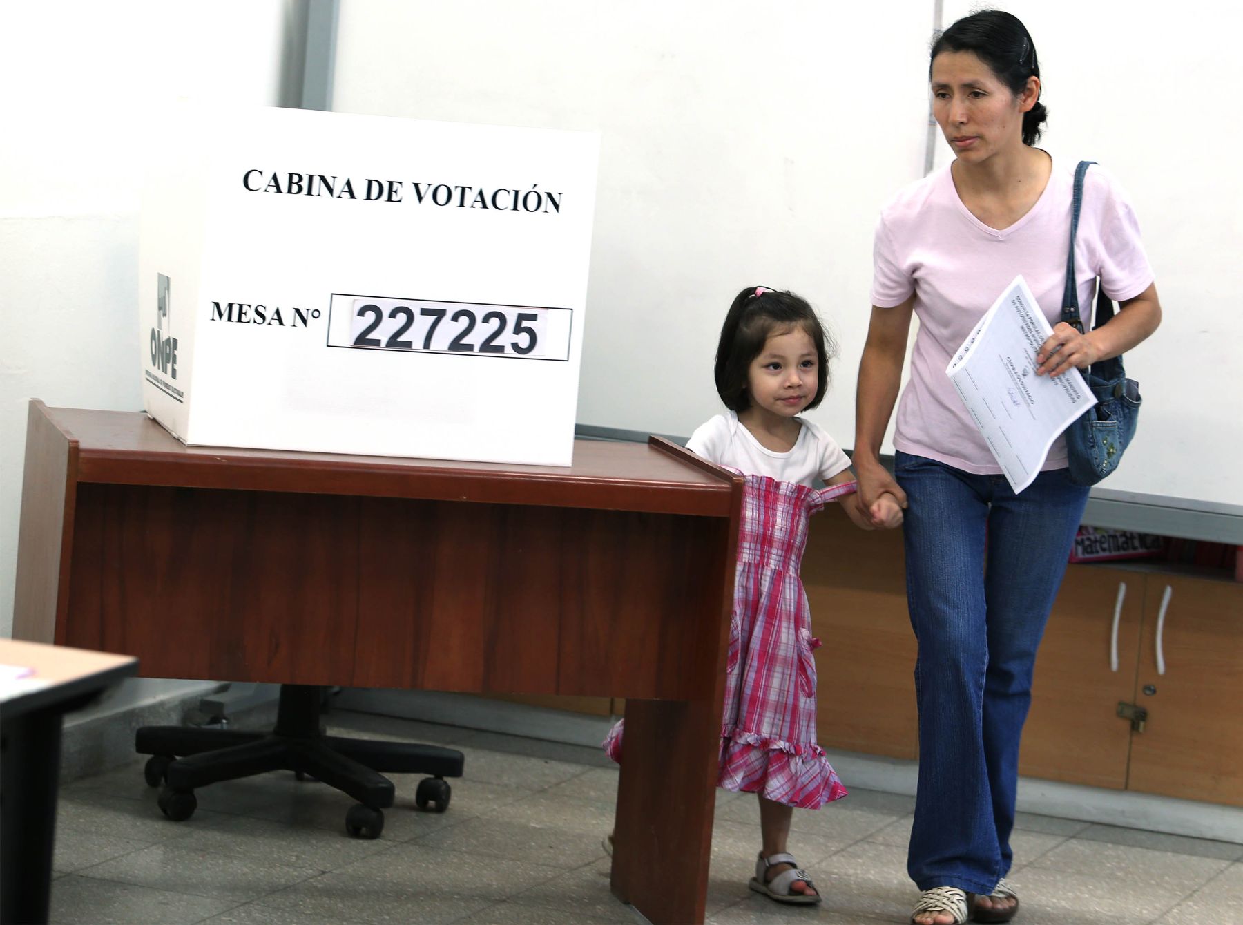 LIMA, PERÚ – MARZO 17.  Electores emiten   su voto en el colegio Juana Alarco de Dammert. Foto: Andina / Jack Ramón