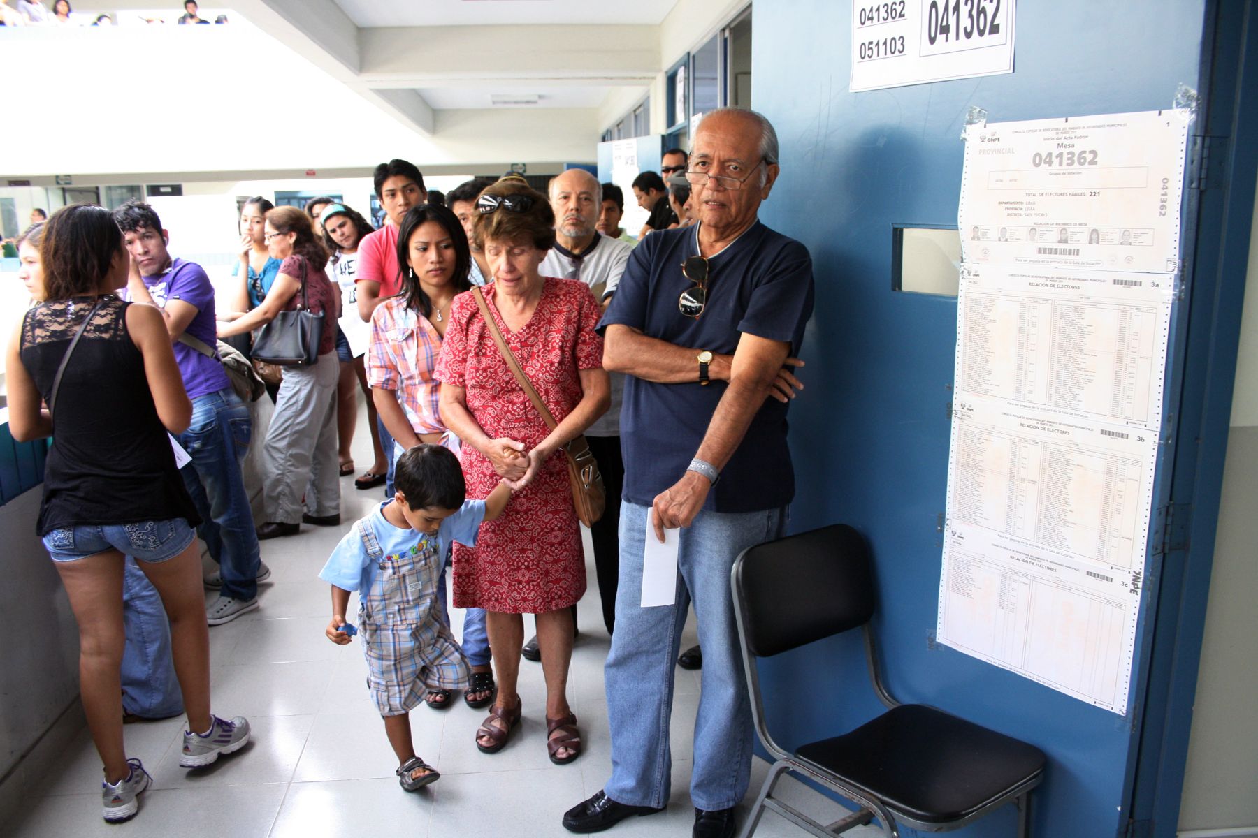 LIMA, PERÚ - MARZO 17. Los electores forman cola para ingresar al salón de votación para el proceso de revocatoria.   Foto: ANDINA/ Juan Carlos Chávez