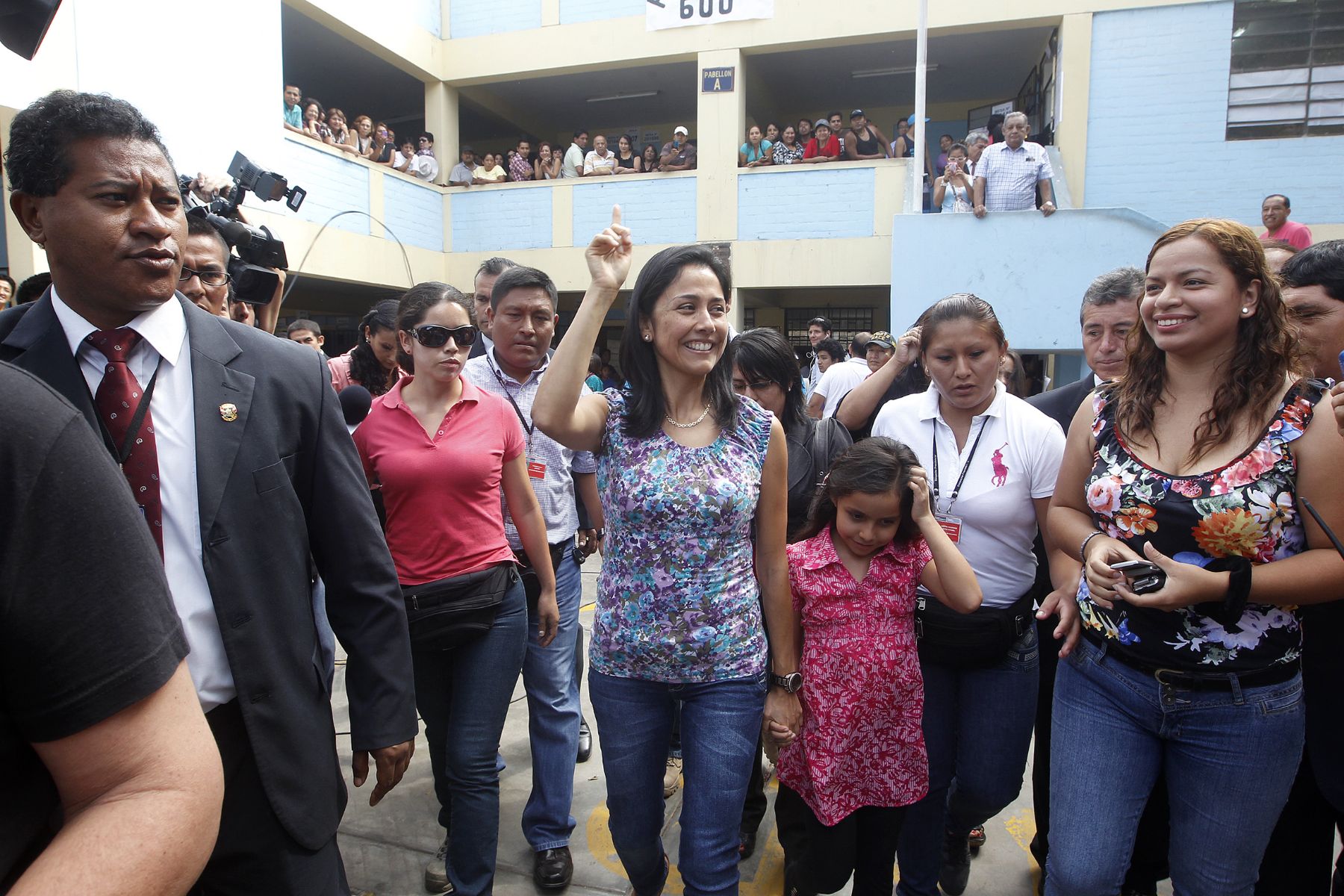 LIMA, PERU - Marzo 17.Primera Dama,Nadine Heredia,emitio su voto  en el  colegio Jorge Chávez en el distrito de Surco, a fin de ejercer su derecho democrático en la consulta de revocatoria en Lima. ANDINA/Prensa Presidencia