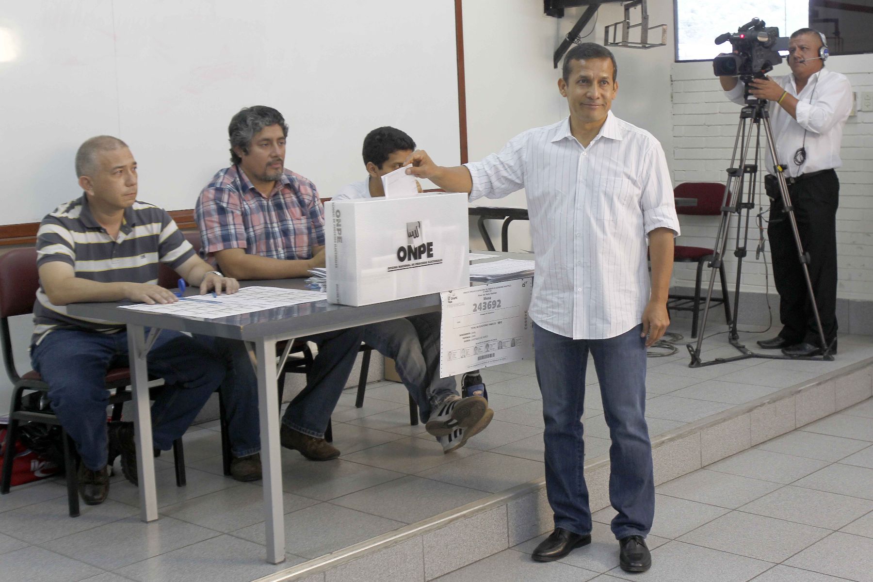 LIMA,PERU MARZO 17. Presidente Ollanta Humala emitió su voto en la universidad Ricardo Palma, en el distrito de Santiago de Surco, en la consulta popular de revocatoria de autoridades municipales de Lima Metropolitana.
Foto  ANDINA/Prensa Presidencia