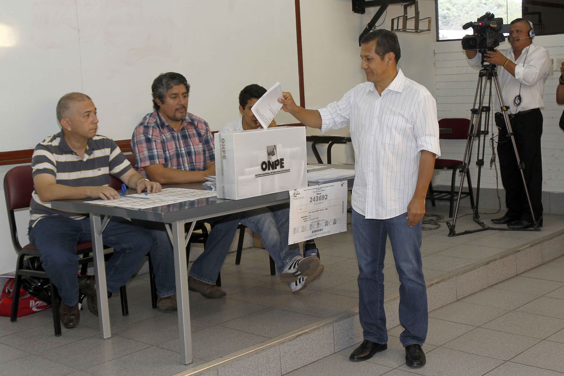 LIMA,PERU MARZO 17. Presidente Ollanta Humala emitió su voto en la universidad Ricardo Palma, en el distrito de Santiago de Surco, en la consulta popular de revocatoria de autoridades municipales de Lima Metropolitana.
Foto  ANDINA/Prensa Presidencia