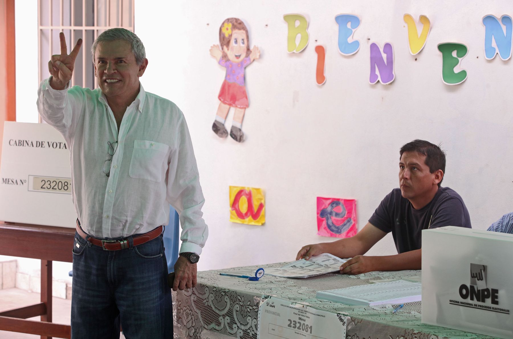 LIMA,PERÚ-MARZO 17. El Ex Alcalde Luis Castañeda emitió su voto en colegio IEP Ateneo, en el distrito de la  Molina.Foto: ANDINA/archivo.
