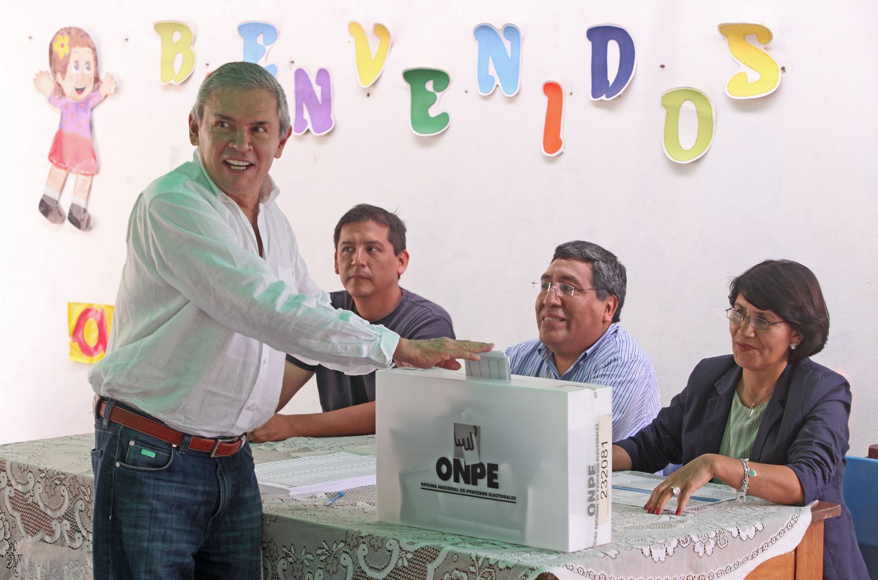 LIMA,PERÚ-MARZO 17. El Ex Alcalde Luis Castañeda emitió su voto en colegio IEP Ateneo, en el distrito de la  Molina.Foto: ANDINA/archivo.