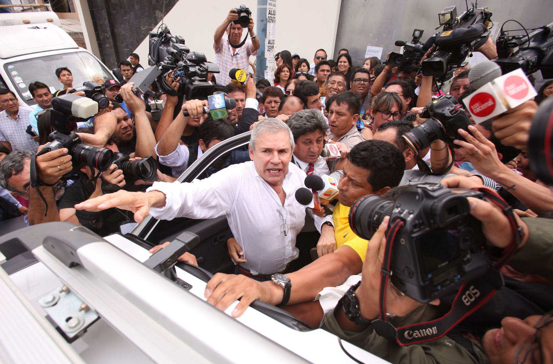 LIMA,PERÚ-MARZO 17. El Ex Alcalde Luis Castañeda emitió su voto en colegio IEP Ateneo, en el distrito de la  Molina.Foto: ANDINA/archivo.