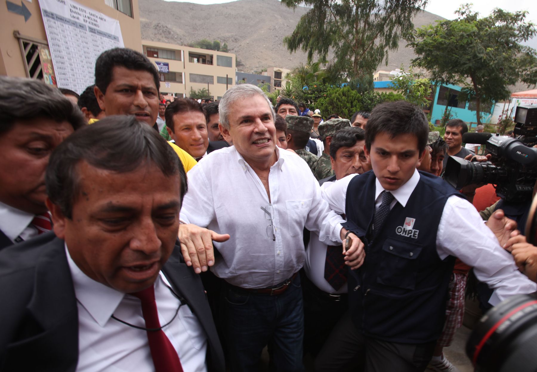 LIMA,PERÚ-MARZO 17. El Ex Alcalde Luis Castañeda emitió su voto en colegio IEP Ateneo, en el distrito de la  Molina.Foto: ANDINA/archivo.