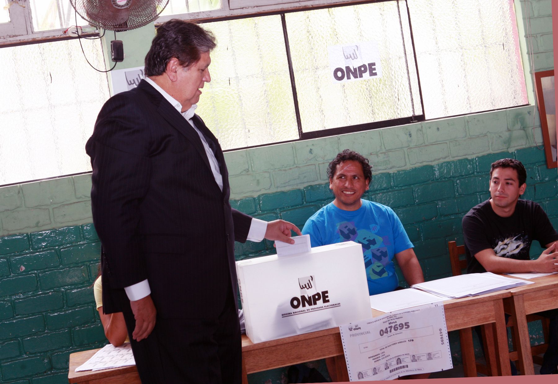 LIMA,PERÚ-MARZO 17.  El ex presidente Alan Garcia, emite su voto para el proceso de consulta popular de revocatoria, en el colegio Santísima Niña María, de San Borja.  Foto: ANDINA/Norman Córdova