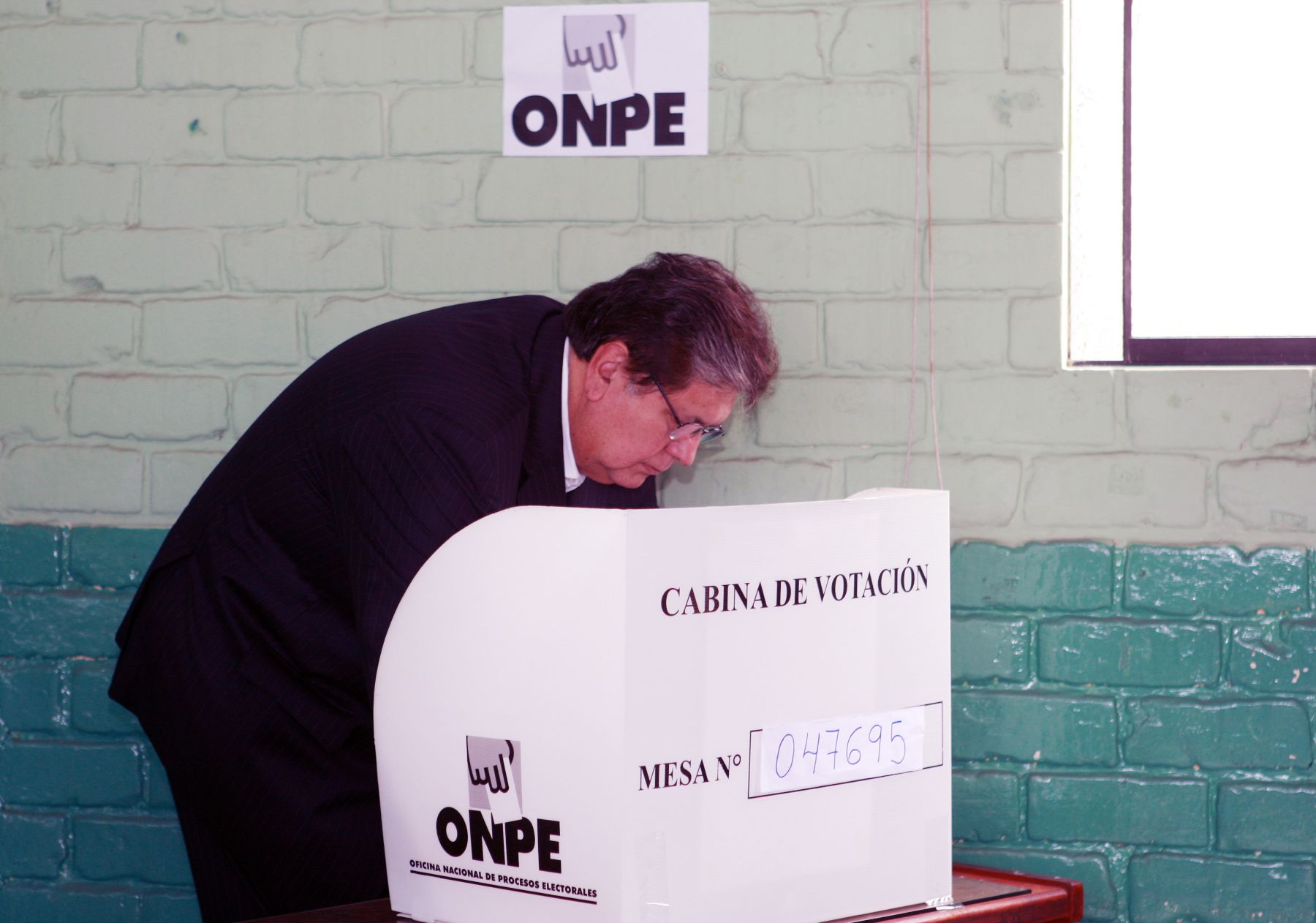 LIMA,PERÚ-MARZO 17.  El ex presidente Alan Garcia, emite su voto para el proceso de consulta popular de revocatoria, en el colegio Santísima Niña María, de San Borja.  Foto: ANDINA/Norman Córdova