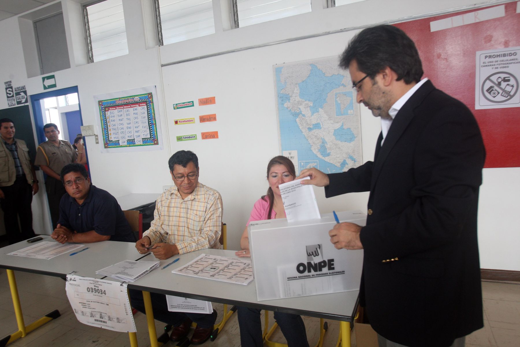 LIMA,PERÚ-MARZO 17. El Jefe del gabinete, Juan Jiménez Mayor, emite su voto para el proceso de Revocatoria en el Colegio Humbolt de Miraflores.
Foto:ANDINA/Hector Vinces.