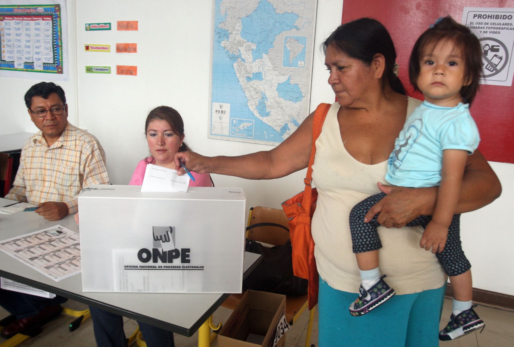 LIMA,PERÚ - MARZO 17. Electores acuden  a votar para el proceso de consulta popular de revocatoria de autoridades 2013.  Foto:ANDINA/Hector Vinces.