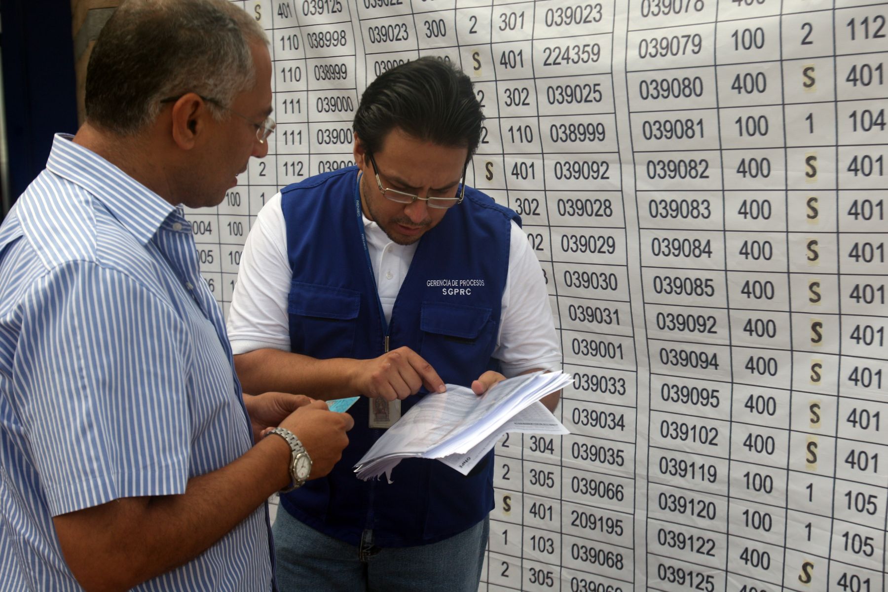 LIMA,PERÚ - MARZO 17. Electores acuden  a votar para el proceso de consulta popular de revocatoria de autoridades 2013.  Foto:ANDINA/Hector Vinces.