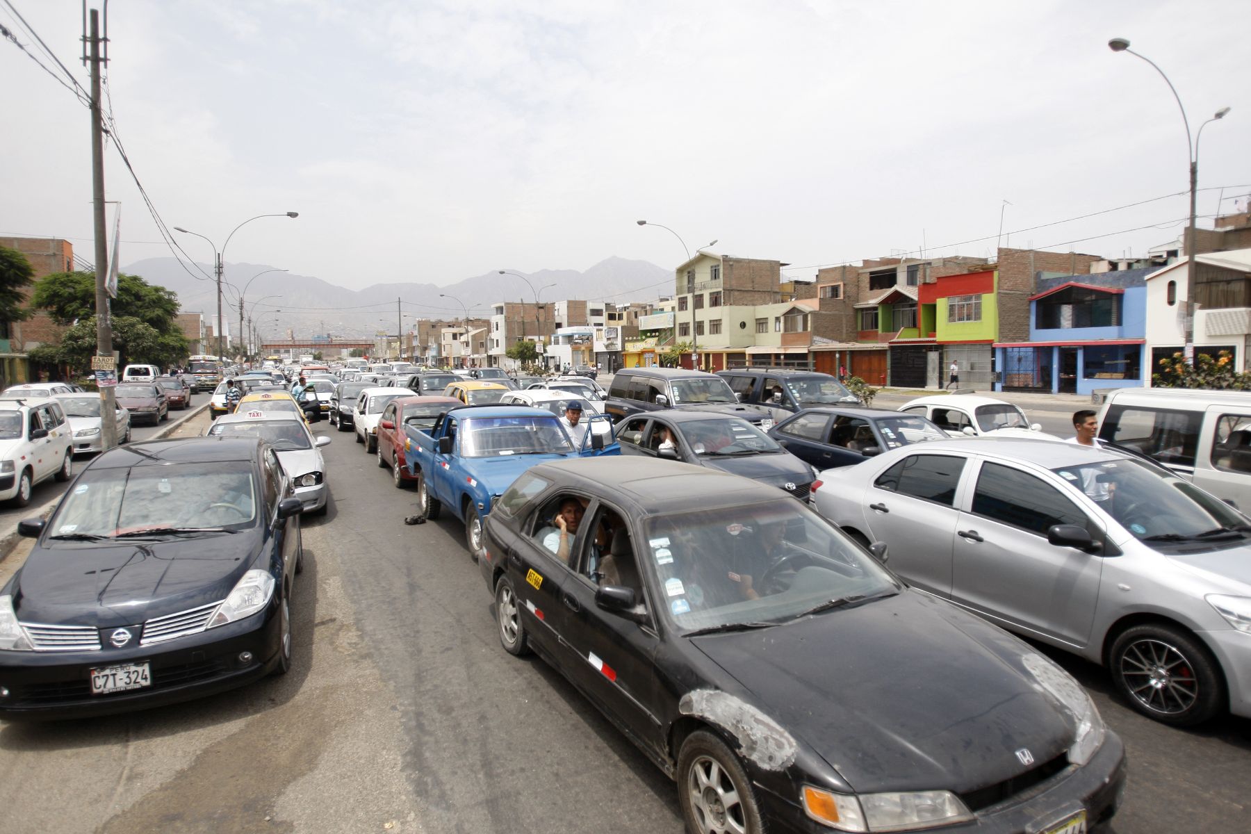 LIMA, PERÚ - MARZO 17. Intenso tránsito vehicular en las principales avenidas de Lima, por el proceso de consulta popular de revocatoria. Foto: ANDINA/Marco del Río