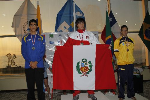 Huidobro hace flamear la bandera peruana en el sudamericano