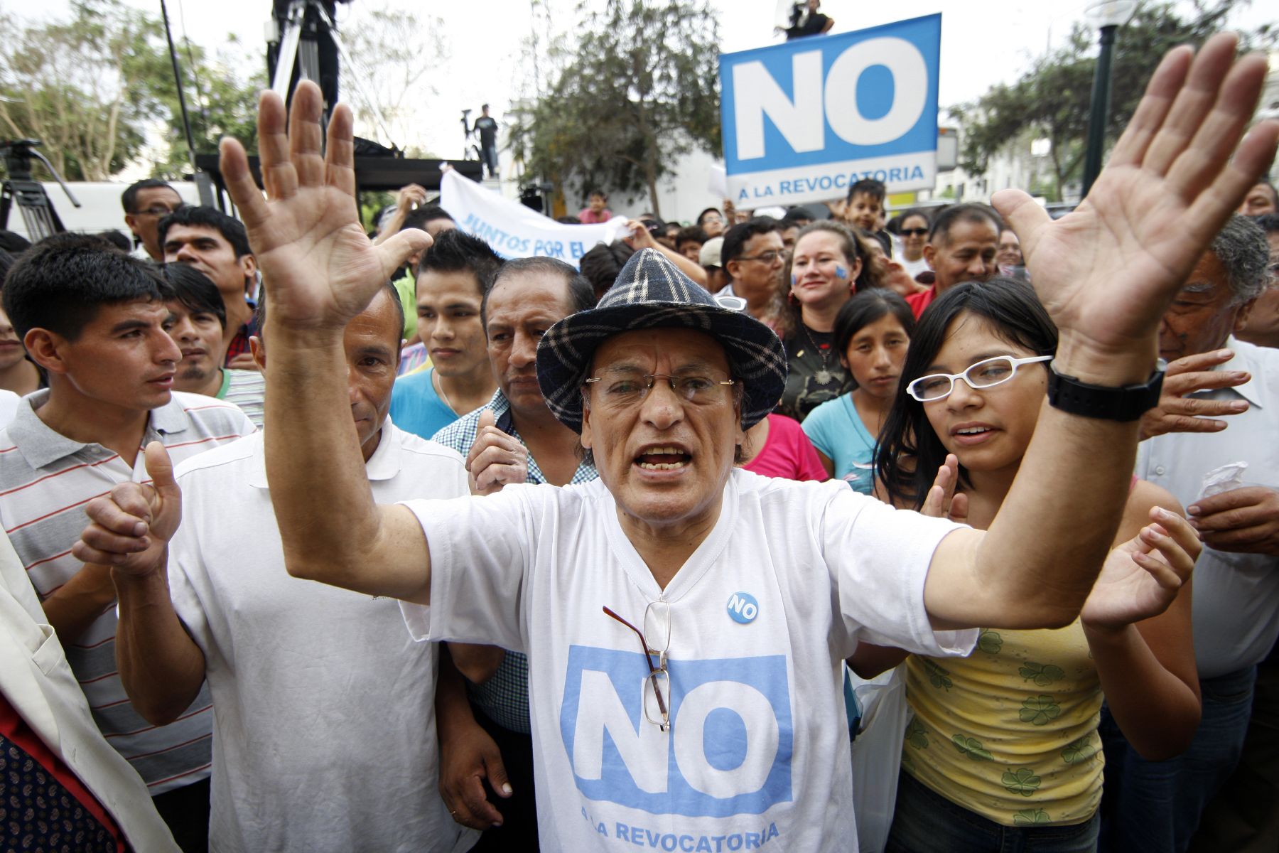 LIMA, PERÚ - MARZO 17. Celebraciones de seguidores del NO por resultados a boca de urna, en los exteriores del Hotel Bolivar. Foto: ANDINA/Marco del Río