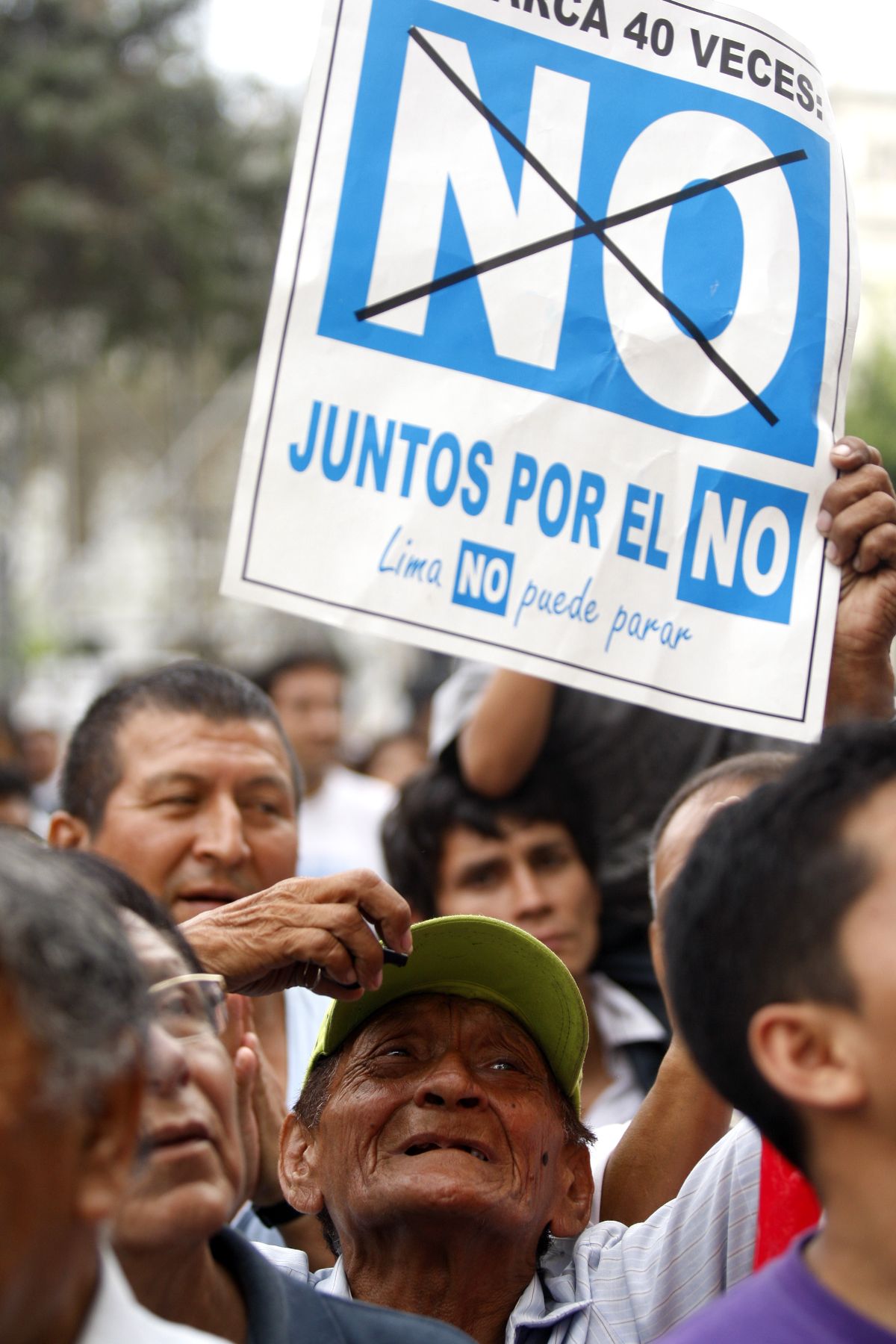 LIMA, PERÚ - MARZO 17. Celebraciones de seguidores del NO por resultados a boca de urna en los exteriores del hotel Bolivar. Foto: Andina / Marco del Río