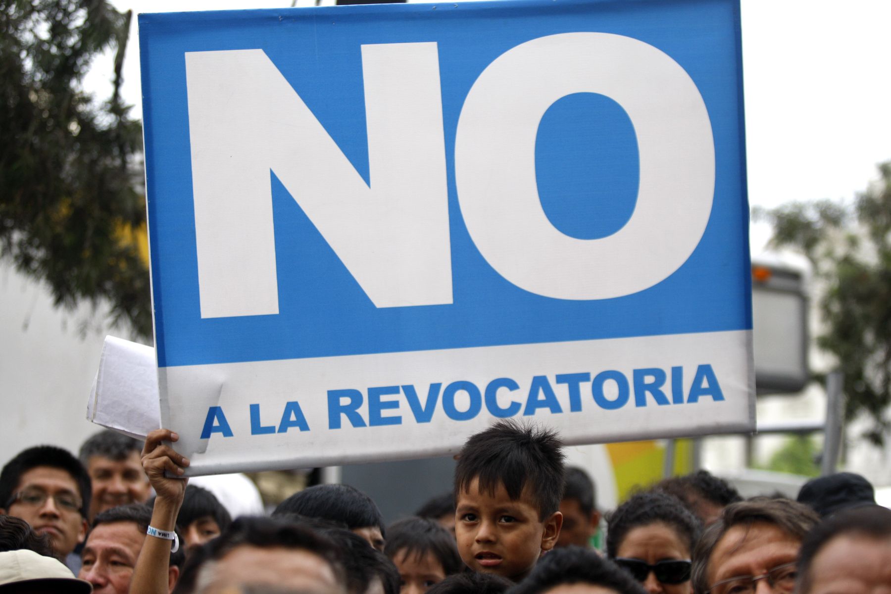 LIMA, PERÚ - MARZO 17. Celebraciones de seguidores del NO por resultados a boca de urna en los exteriores del hotel Bolivar. Foto: Andina / Marco del Río
