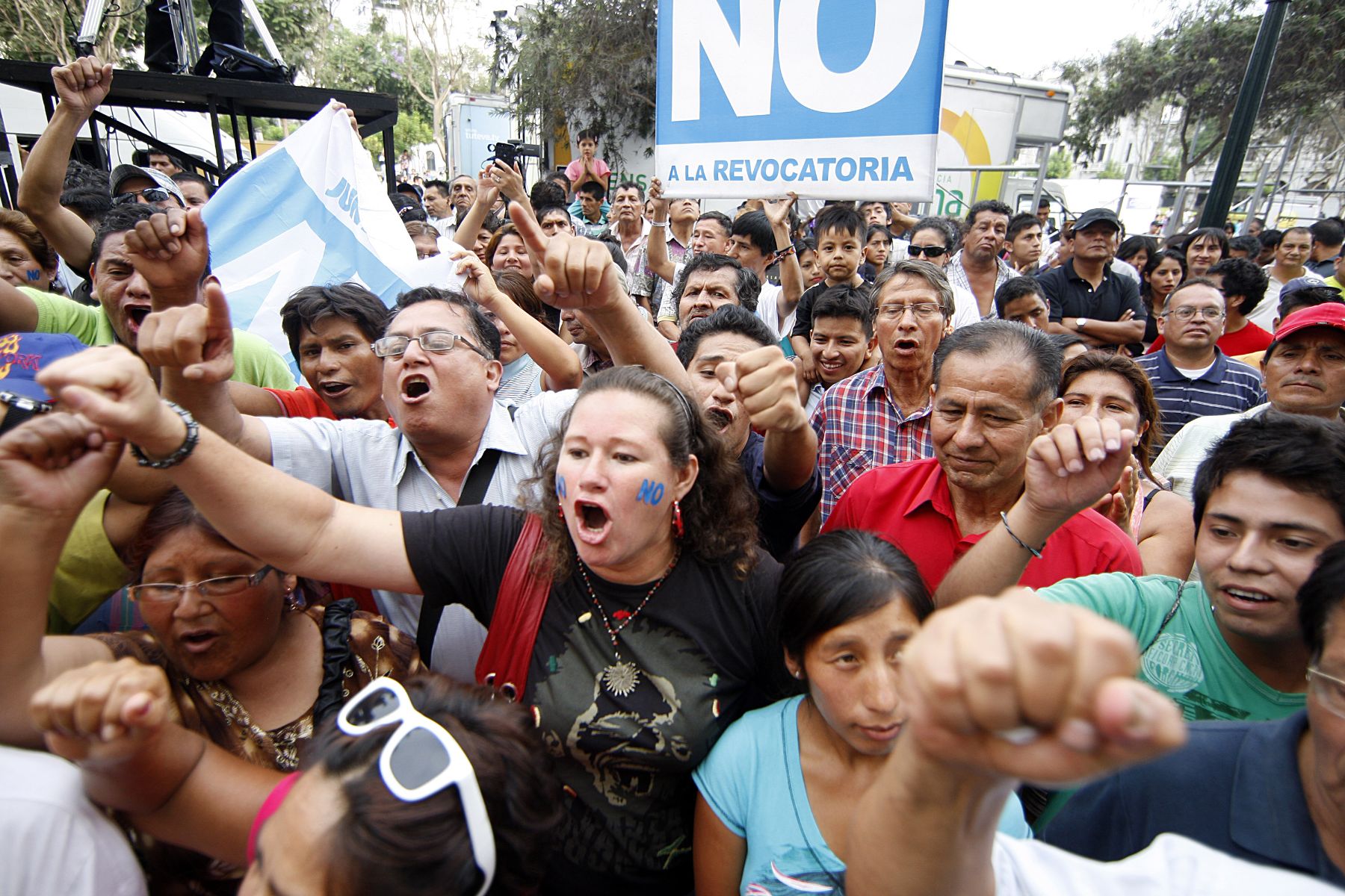 LIMA, PERÚ - MARZO 17. Celebraciones de seguidores del NO por resultados a boca de urna en los exteriores del hotel Bolivar. Foto: Andina / Marco del Río