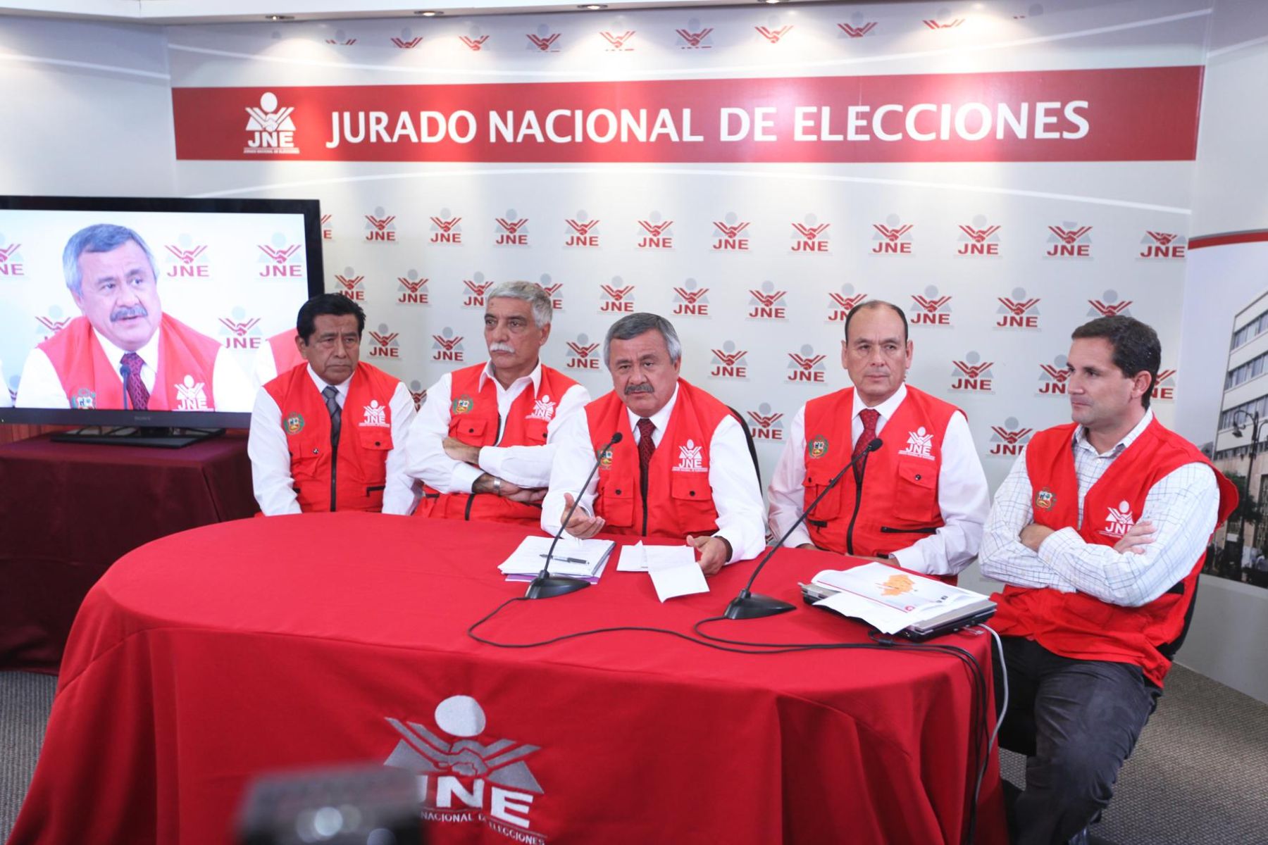 Presidente del JNE, Francisco Távara, ofrece conferencia de prensa sobre revocatoria municipal.