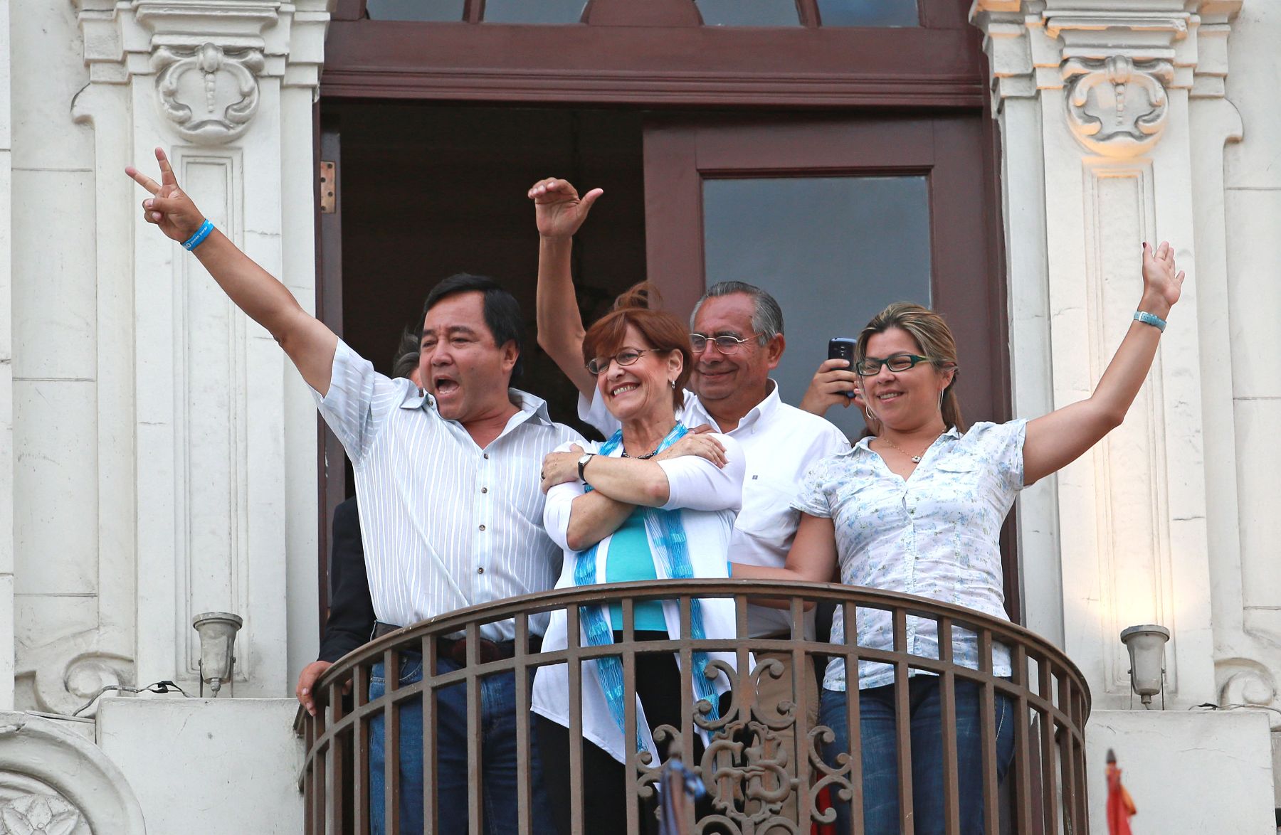 LIMA, PERU - Marzo- 17-La Alcaldesa de Lima Susana Villaran, saluda desde el balcon del Hotel Bolivar a sus simpatizantes luego de los resultados electorales. Foto: ANDINA/Carlos Lezama