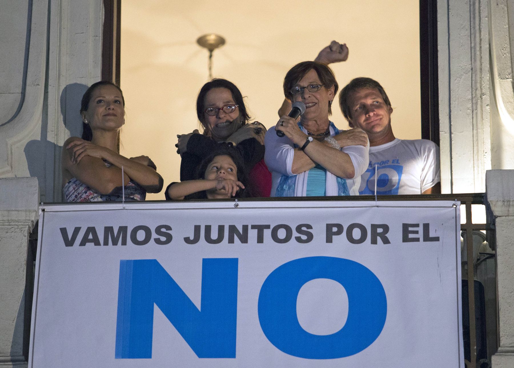 LIMA, PERU - Marzo 17. La Alcaldesa de Lima Susana Villaran, saluda desde el balcon del Hotel Bolivar a sus simpatizantes luego de los resultados electorales. Foto: ANDINA/Carlos Lezama