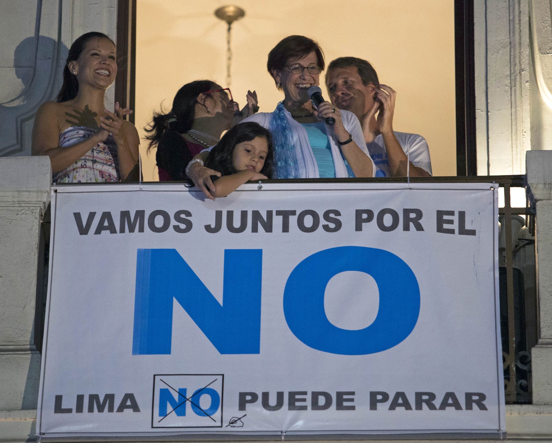 LIMA, PERU - Marzo 17. La Alcaldesa de Lima Susana Villaran, saluda desde el balcon del Hotel Bolivar a sus simpatizantes luego de los resultados electorales. Foto: ANDINA/Carlos Lezama