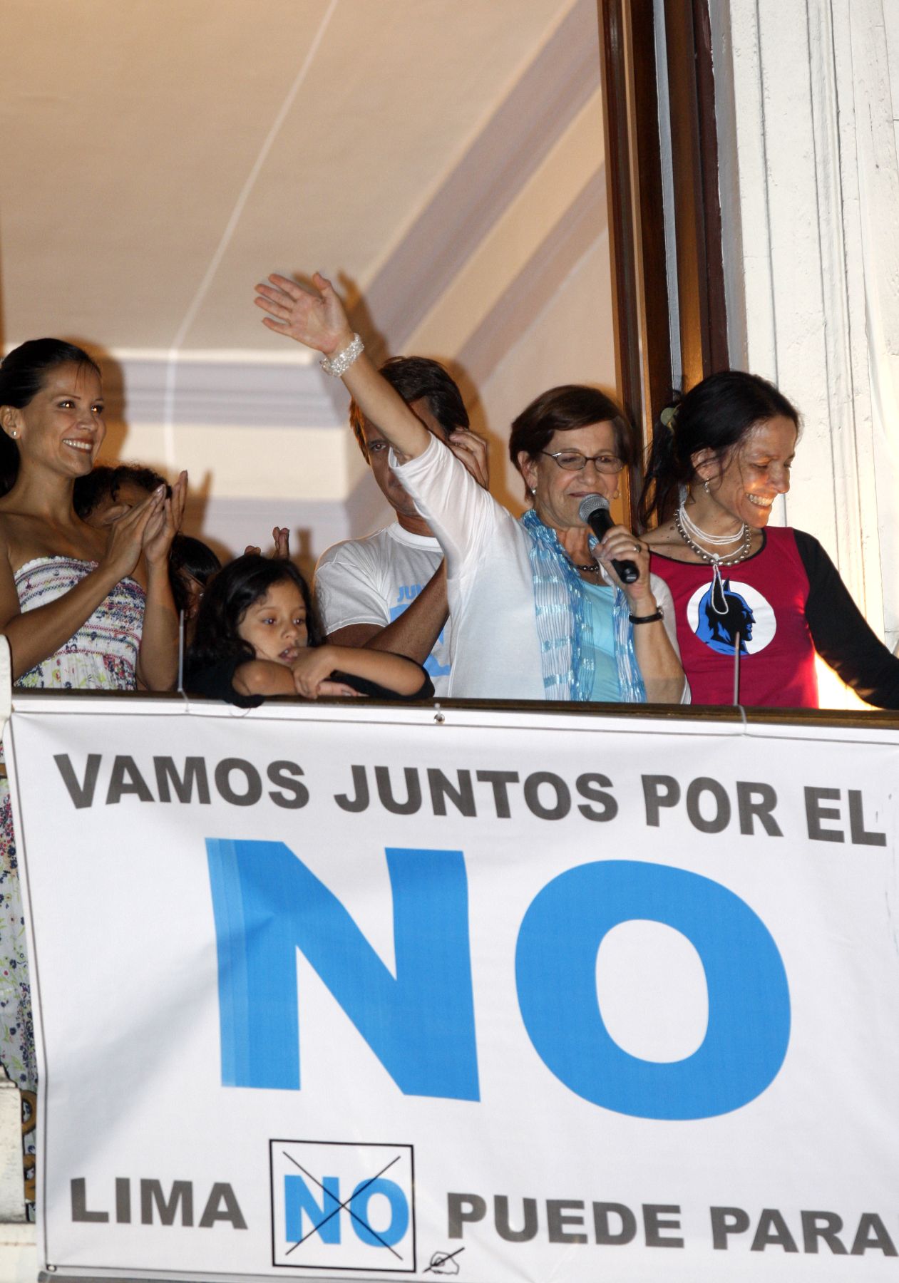 LIMA, PERÚ - Marzo 17. La Alcaldesa de Lima Susana Villaran, saluda desde el balcon del Hotel Bolivar a sus simpatizantes luego de los resultados electorales. Foto: ANDINA/Marco del Río