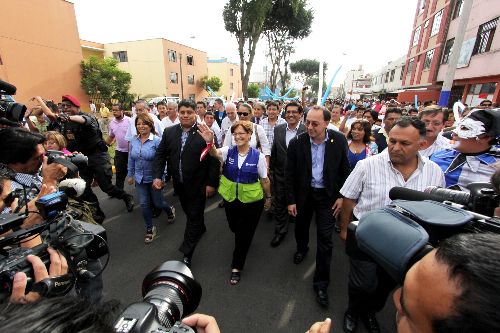 Alcaldesa de Lima Susana Villarán recorre rehabilitada avenida Mariscal Andrés Avelino Cáceres en Surquillo. Foto: Municipio de Lima.