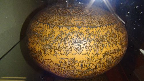 El mate burilado es arte cuyo origen en Cochas Grande y Cochas Chico se remonta a inicios del siglo XIX.