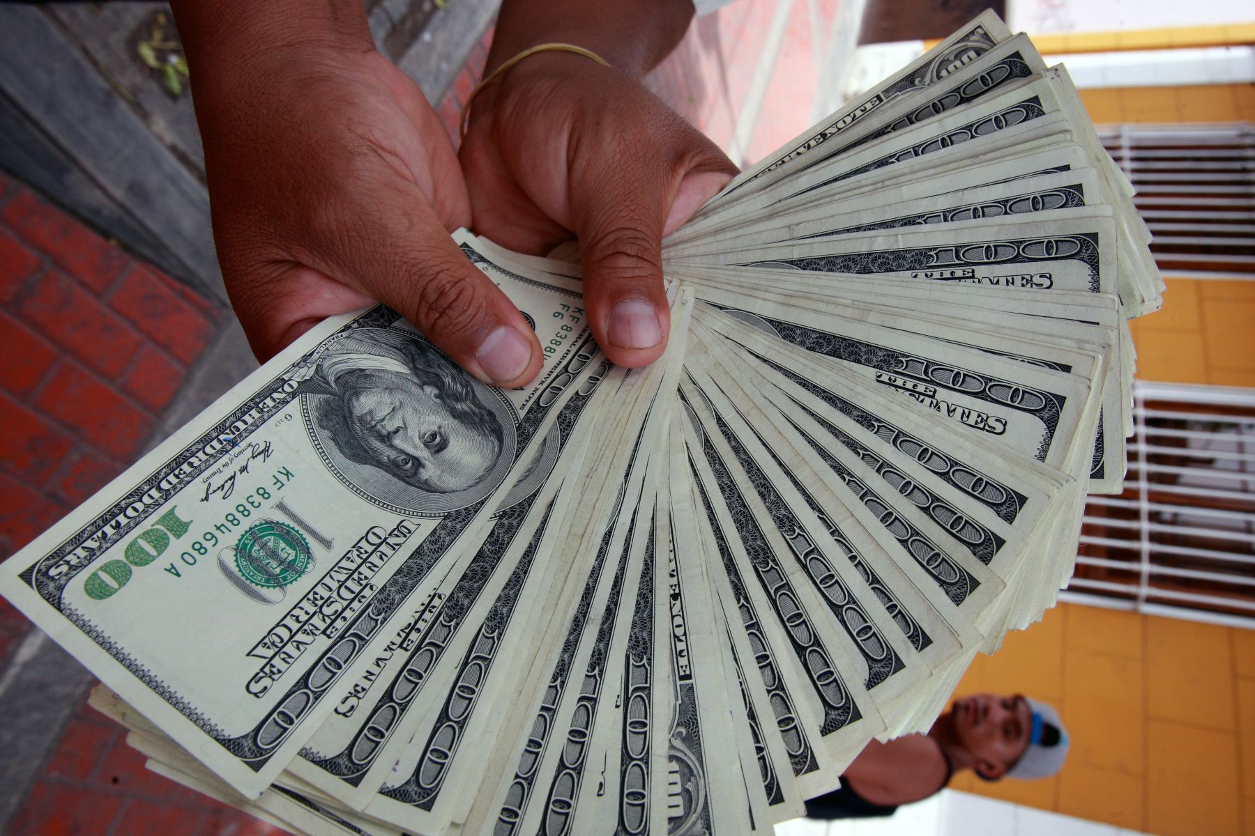 Precio de sol estable y Bolsa de Valores de Lima sube en apertura