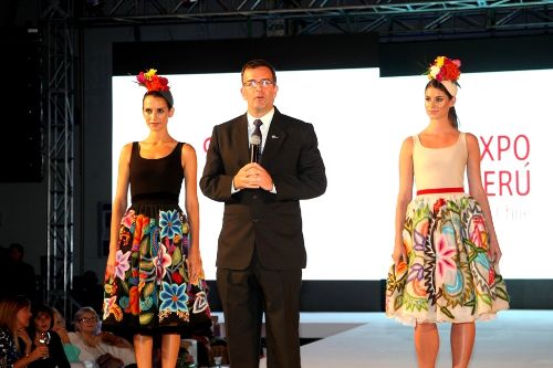 Santiago (CHILE).- Ministro de Comercio Exterior y Turismo, José Luis Silva, en desfile Perú Moda realizado en la capital chilena en el marco de la ExpoPerú Chile 2013.