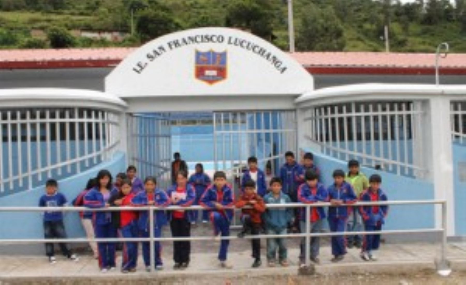 Abancay, Perú - Marzo 31, 2013. Colegio San Francisco de Lucuchanga, el primero de la región Apurímac con internet satelital.