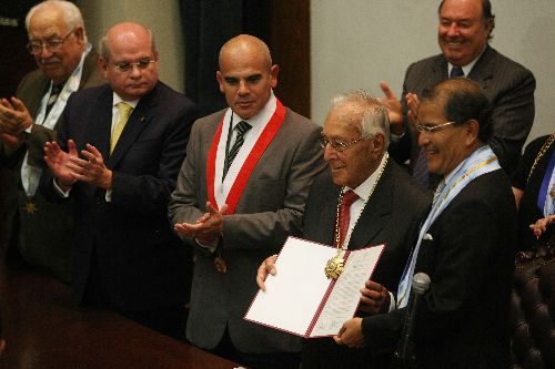 Luis Bedoya Reyes, líder histórico del PPC, durante un homenaje del Colegio de Abogados de Lima, junto al decano del CAL, Rául Chanamé; el expresidente del Tribunal Constitucional, Ernesto Álvarez; y el ministro de Defensa, Pedro Cateriano. Foto: ANDINA/Vidal Tarqui